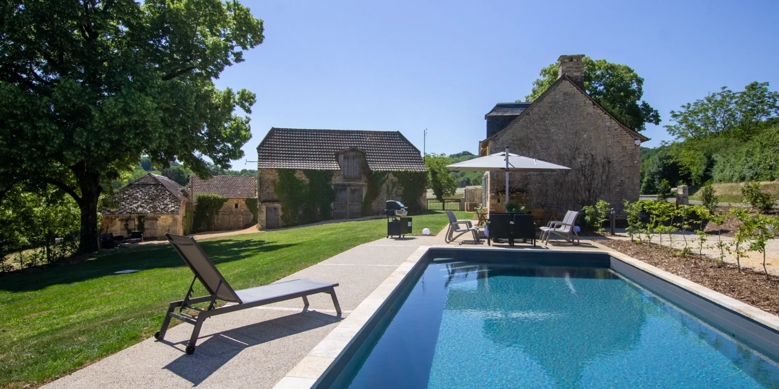 jardin et piscine gîte Maisons du Boulanger